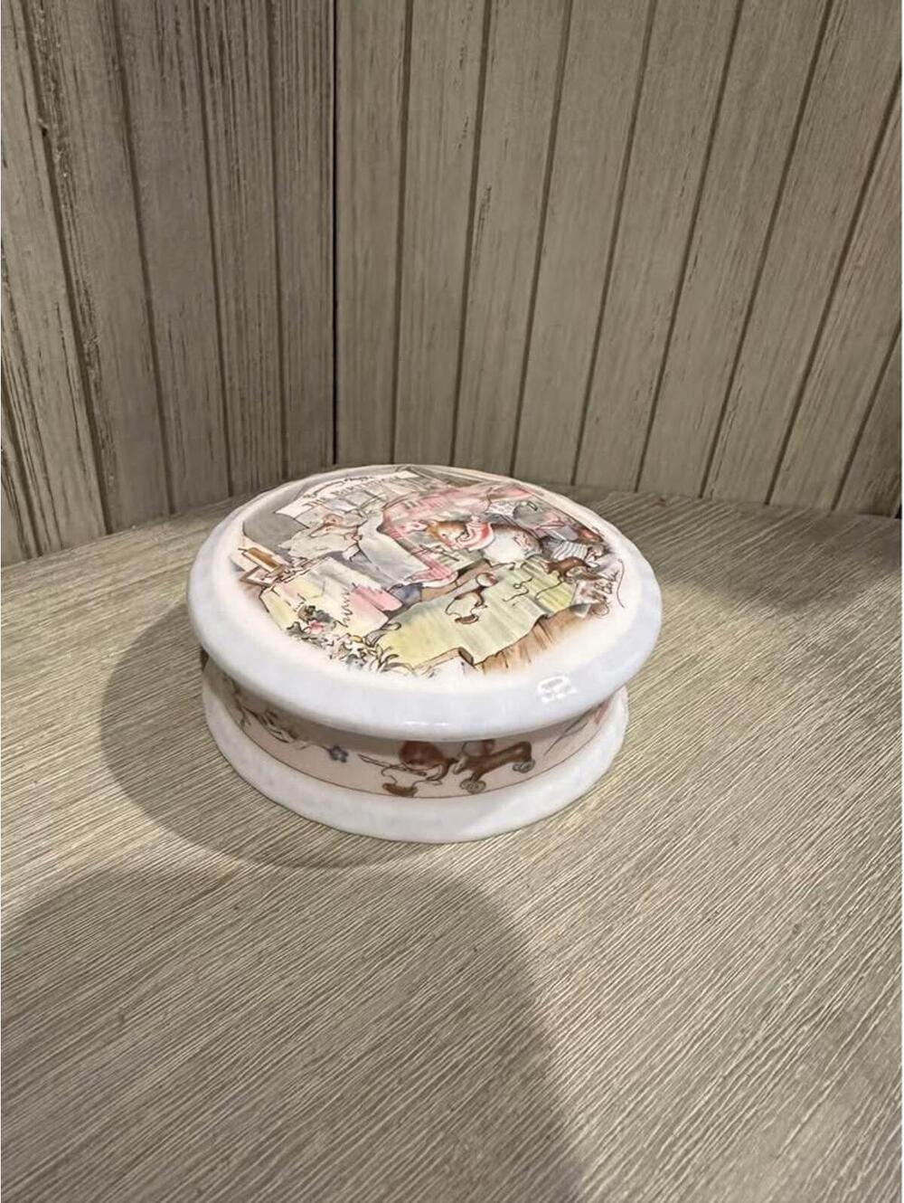 Royal Doulton Brambly Hedge "The Birthday" Bone China Trinket Box 1987